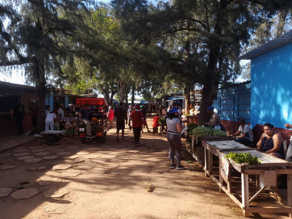 Mercado agropecuario en Cuba